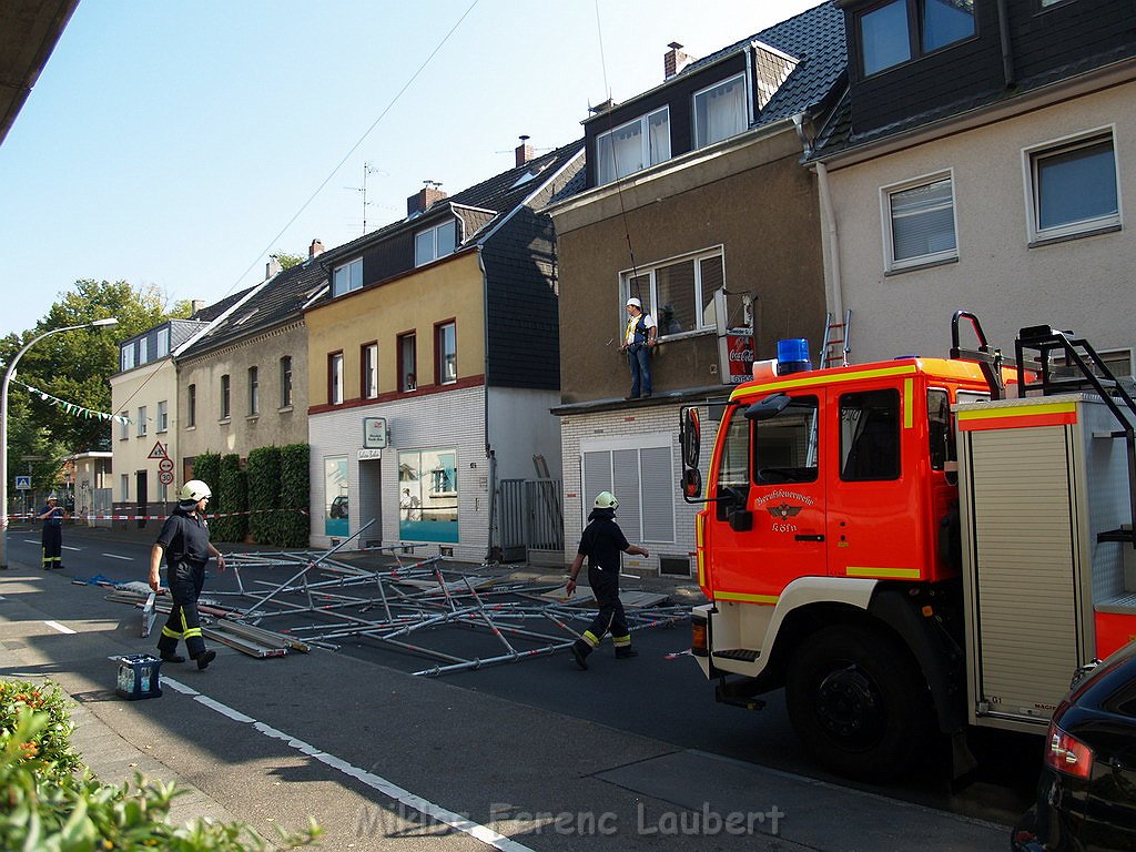 Geruest droht umzukippen Koeln Holweide P188.JPG